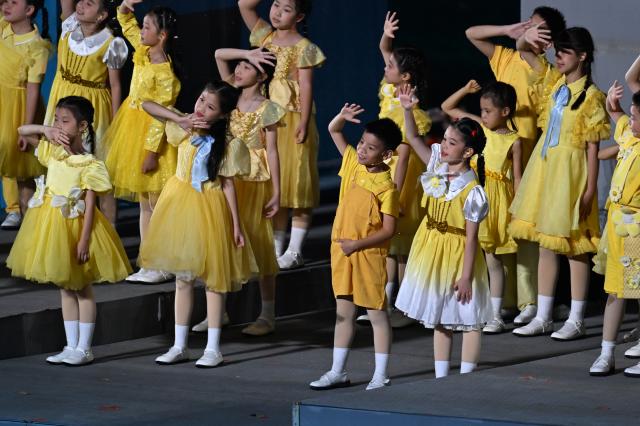 (251121) -- SHENZHEN, Nov. 21, 2025 (Xinhua) -- Artists perform during the closing ceremony of China's 15th National Games in Shenzhen, south China's Guangdong Province, Nov. 21, 2025. (Xinhua/Li Zhipeng)