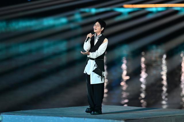 (251121) -- SHENZHEN, Nov. 21, 2025 (Xinhua) -- A singer performs during the closing ceremony of China's 15th National Games in Shenzhen, south China's Guangdong Province, Nov. 21, 2025. (Xinhua/Li Zhipeng)
