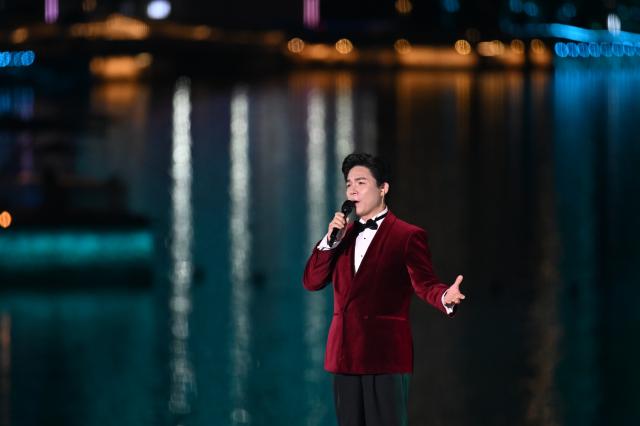 (251121) -- SHENZHEN, Nov. 21, 2025 (Xinhua) -- A singer performs during the closing ceremony of China's 15th National Games in Shenzhen, south China's Guangdong Province, Nov. 21, 2025. (Xinhua/Li Zhipeng)