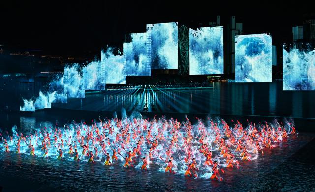 (251121) -- SHENZHEN, Nov. 21, 2025 (Xinhua) -- Artists perform during the closing ceremony of China's 15th National Games in Shenzhen, south China's Guangdong Province, Nov. 21, 2025. (Xinhua/Li Zhipeng)