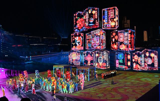 (251121) -- SHENZHEN, Nov. 21, 2025 (Xinhua) -- Artists perform during the closing ceremony of China's 15th National Games in Shenzhen, south China's Guangdong Province, Nov. 21, 2025. (Xinhua/Li Zhipeng)