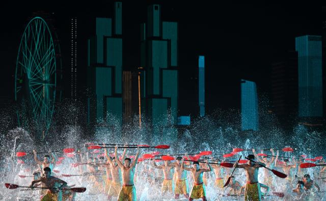 (251121) -- SHENZHEN, Nov. 21, 2025 (Xinhua) -- Artists perform during the closing ceremony of China's 15th National Games in Shenzhen, south China's Guangdong Province, Nov. 21, 2025. (Xinhua/Zhang Long)