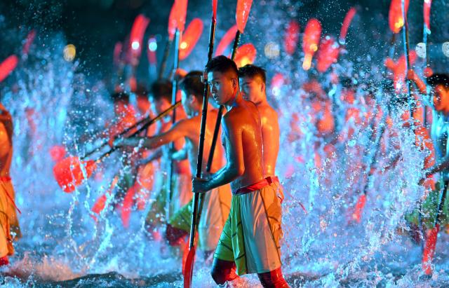 (251121) -- SHENZHEN, Nov. 21, 2025 (Xinhua) -- Artists perform during the closing ceremony of China's 15th National Games in Shenzhen, south China's Guangdong Province, Nov. 21, 2025. (Xinhua/Zhang Long)