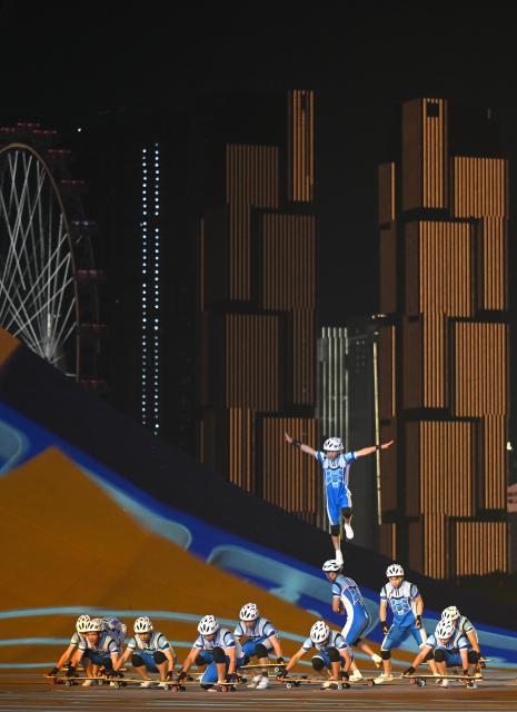 (251121) -- SHENZHEN, Nov. 21, 2025 (Xinhua) -- Artists perform during the closing ceremony of China's 15th National Games in Shenzhen, south China's Guangdong Province, Nov. 21, 2025. (Xinhua/Zhang Long)