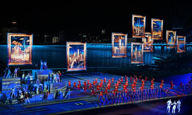 (251121) -- SHENZHEN, Nov. 21, 2025 (Xinhua) -- Artists perform during the closing ceremony of China's 15th National Games in Shenzhen, south China's Guangdong Province, Nov. 21, 2025. (Xinhua/Lian Zhen)