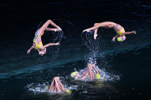 (251121) -- SHENZHEN, Nov. 21, 2025 (Xinhua) -- Artists perform during the closing ceremony of China's 15th National Games in Shenzhen, south China's Guangdong Province, Nov. 21, 2025. (Xinhua/Lian Zhen)