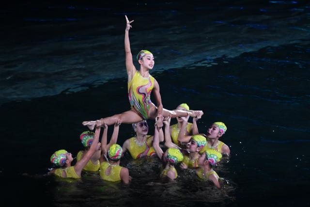 (251121) -- SHENZHEN, Nov. 21, 2025 (Xinhua) -- Artists perform during the closing ceremony of China's 15th National Games in Shenzhen, south China's Guangdong Province, Nov. 21, 2025. (Xinhua/Lian Zhen)