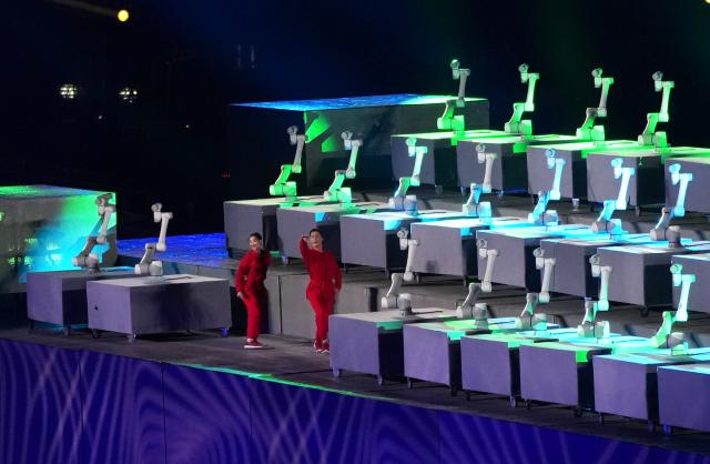 (251121) -- SHENZHEN, Nov. 21, 2025 (Xinhua) -- Artists perform during the closing ceremony of China's 15th National Games in Shenzhen, south China's Guangdong Province, Nov. 21, 2025. (Xinhua/Chen Sihan)