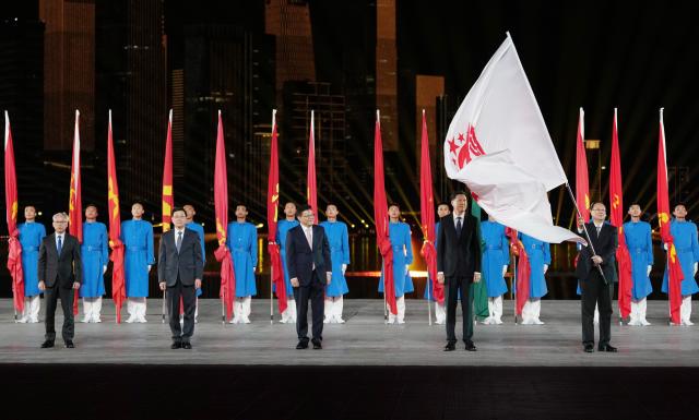 (251121) -- SHENZHEN, Nov. 21, 2025 (Xinhua) -- Photo taken on Nov. 21, 2025 shows the flag handover ceremony of the closing ceremony of China's 15th National Games in Shenzhen, south China's Guangdong Province. (Xinhua/Xue Yuge)