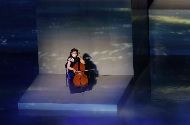 (251121) -- SHENZHEN, Nov. 21, 2025 (Xinhua) -- An artist performs during the closing ceremony of China's 15th National Games in Shenzhen, south China's Guangdong Province, Nov. 21, 2025. (Xinhua/Mao Siqian)