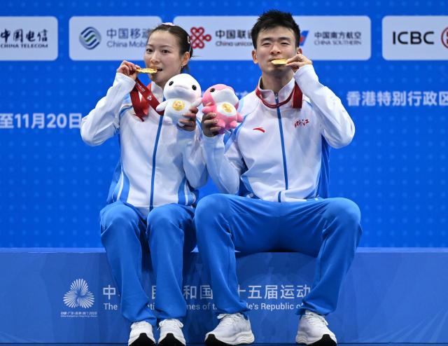 (251121) -- GUANGZHOU, Nov. 21, 2025 (Xinhua) -- Gold medalists Zheng Siwei (R)/Huang Yaqiong of Zhejiang pose during the awarding ceremony for mixed doubles of badminton at China's 15th National Games in Shenzhen, south China's Guangdong Province, Nov. 20, 2025. (Xinhua/Li Ziheng)