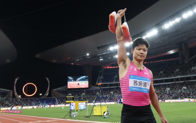 (251121) -- GUANGZHOU, Nov. 21, 2025 (Xinhua) -- Su Bingtian of team Guangdong is seen after the men's 4x100m relay final of athletics at China's 15th National Games in Guangzhou, south China's Guangdong Province, Nov. 20, 2025. (Xinhua/Huang Wei)