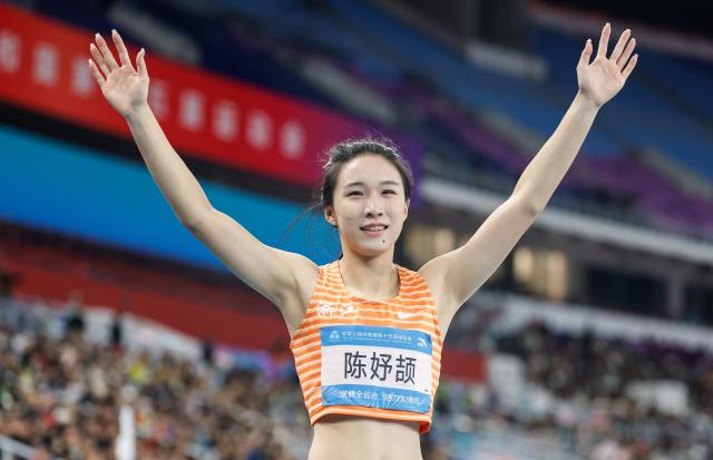(251121) -- GUANGZHOU, Nov. 21, 2025 (Xinhua) -- Chen Yujie of Zhejiang greets the spectators after winning the women's 200m final of athletics at China's 15th National Games in Guangzhou, south China's Guangdong Province, Nov. 19, 2025. (Xinhua/Huang Wei)