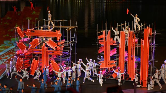 (251121) -- SHENZHEN, Nov. 21, 2025 (Xinhua) -- Artists perform during the closing ceremony of China's 15th National Games in Shenzhen, south China's Guangdong Province, Nov. 21, 2025. (Xinhua/Li Zhipeng)