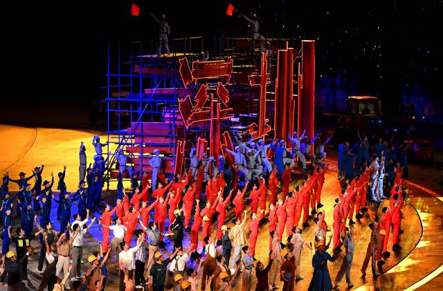 (251121) -- SHENZHEN, Nov. 21, 2025 (Xinhua) -- Artists perform during the closing ceremony of China's 15th National Games in Shenzhen, south China's Guangdong Province, Nov. 21, 2025. (Xinhua/Li Ziheng)