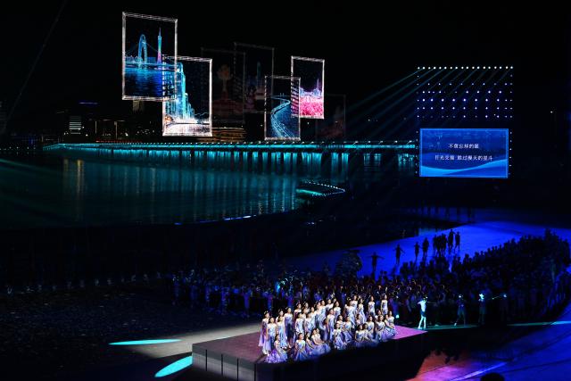 (251121) -- SHENZHEN, Nov. 21, 2025 (Xinhua) -- Artists perform during the closing ceremony of China's 15th National Games in Shenzhen, south China's Guangdong Province, Nov. 21, 2025. (Xinhua/Lian Zhen)