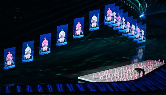 (251121) -- SHENZHEN, Nov. 21, 2025 (Xinhua) -- Artists perform during the closing ceremony of China's 15th National Games in Shenzhen, south China's Guangdong Province, Nov. 21, 2025. (Xinhua/Hao Yuan)