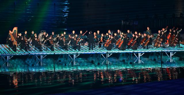 (251121) -- SHENZHEN, Nov. 21, 2025 (Xinhua) -- Artists perform during the closing ceremony of China's 15th National Games in Shenzhen, south China's Guangdong Province, Nov. 21, 2025. (Xinhua/Li Zhipeng)