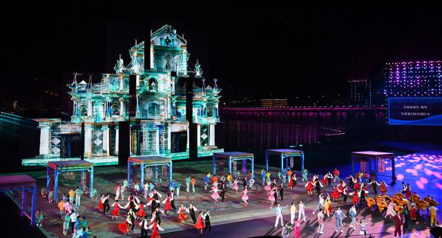 (251121) -- SHENZHEN, Nov. 21, 2025 (Xinhua) -- Artists perform during the closing ceremony of China's 15th National Games in Shenzhen, south China's Guangdong Province, Nov. 21, 2025. (Xinhua/Lian Zhen)