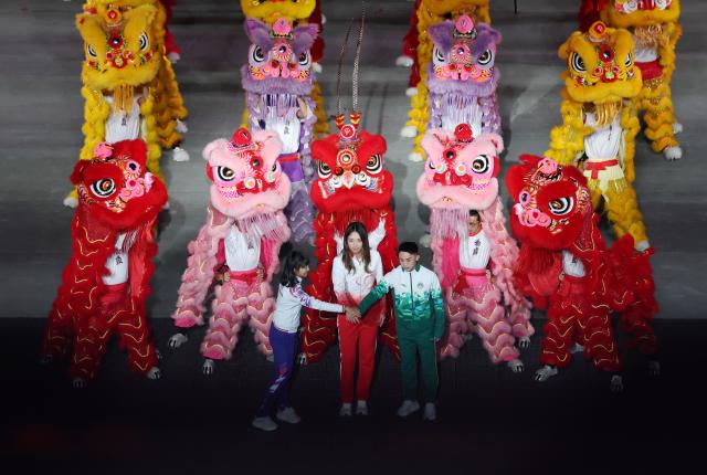 (251121) -- SHENZHEN, Nov. 21, 2025 (Xinhua) -- Wang Xinyu (C) of Guangdong, Lee Sze Wing (L) of Hong Kong and Kuok Kin Hang of Macao attend the closing ceremony of China's 15th National Games in Shenzhen, south China's Guangdong Province, Nov. 21, 2025. (Xinhua/Mao Siqian)