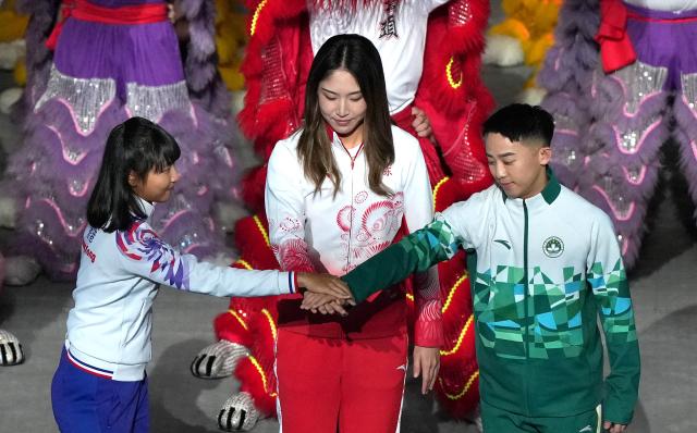 (251121) -- SHENZHEN, Nov. 21, 2025 (Xinhua) -- Wang Xinyu (C) of Guangdong, Lee Sze Wing (L) of Hong Kong and Kuok Kin Hang of Macao attend the closing ceremony of China's 15th National Games in Shenzhen, south China's Guangdong Province, Nov. 21, 2025. (Xinhua/Xia Yifang)
