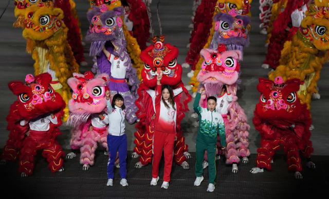 (251121) -- SHENZHEN, Nov. 21, 2025 (Xinhua) -- Wang Xinyu (C) of Guangdong, Lee Sze Wing (L) of Hong Kong and Kuok Kin Hang of Macao attend the closing ceremony of China's 15th National Games in Shenzhen, south China's Guangdong Province, Nov. 21, 2025. (Xinhua/Xia Yifang)