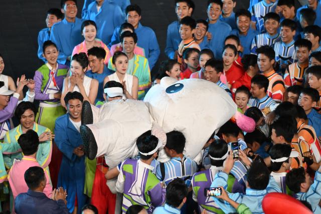 (251121) -- SHENZHEN, Nov. 21, 2025 (Xinhua) -- Mascot interacts with people during the closing ceremony of China's 15th National Games in Shenzhen, south China's Guangdong Province, Nov. 21, 2025. (Xinhua/Hao Yuan)