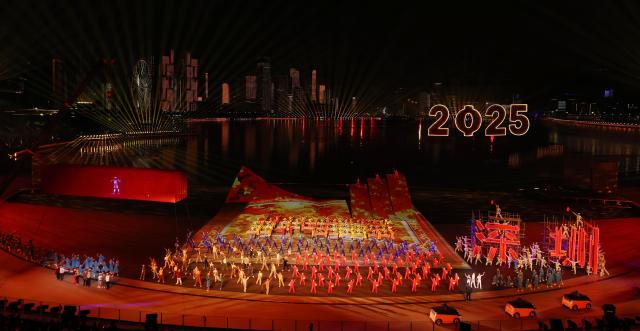 (251121) -- SHENZHEN, Nov. 21, 2025 (Xinhua) -- Artists perform during the closing ceremony of China's 15th National Games in Shenzhen, south China's Guangdong Province, Nov. 21, 2025. (Xinhua/Mao Siqian)