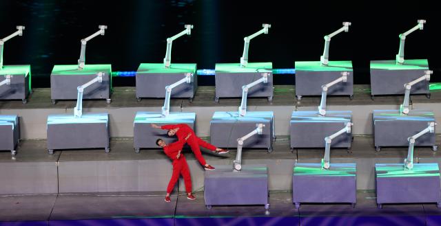(251121) -- SHENZHEN, Nov. 21, 2025 (Xinhua) -- Artists perform during the closing ceremony of China's 15th National Games in Shenzhen, south China's Guangdong Province, Nov. 21, 2025. (Xinhua/Mao Siqian)