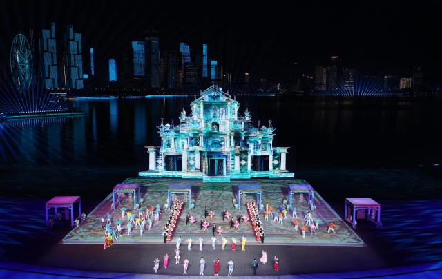 (251121) -- SHENZHEN, Nov. 21, 2025 (Xinhua) -- Artists perform during the closing ceremony of China's 15th National Games in Shenzhen, south China's Guangdong Province, Nov. 21, 2025. (Xinhua/Mao Siqian)