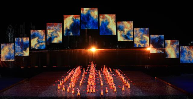 (251121) -- SHENZHEN, Nov. 21, 2025 (Xinhua) -- Artists perform during the closing ceremony of China's 15th National Games in Shenzhen, south China's Guangdong Province, Nov. 21, 2025. (Xinhua/Xia Yifang)