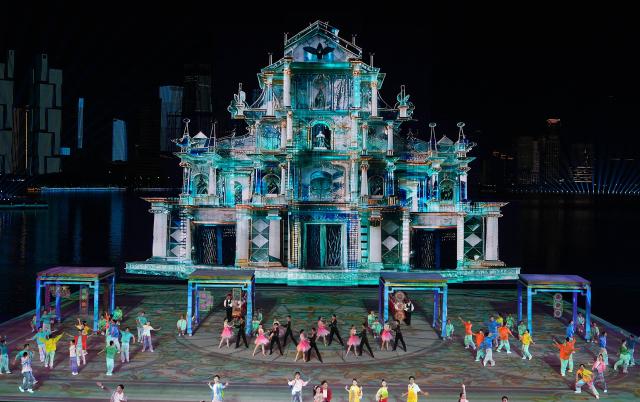 (251121) -- SHENZHEN, Nov. 21, 2025 (Xinhua) -- Artists perform during the closing ceremony of China's 15th National Games in Shenzhen, south China's Guangdong Province, Nov. 21, 2025. (Xinhua/Xia Yifang)