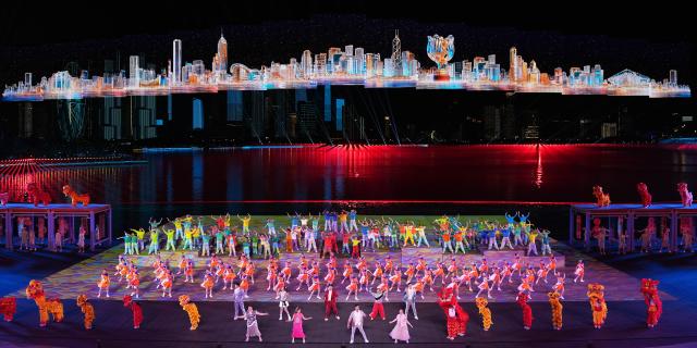 (251121) -- SHENZHEN, Nov. 21, 2025 (Xinhua) -- Artists perform during the closing ceremony of China's 15th National Games in Shenzhen, south China's Guangdong Province, Nov. 21, 2025. (Xinhua/Xia Yifang)