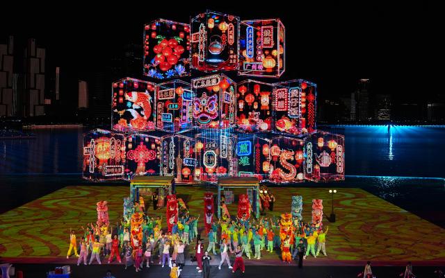 (251121) -- SHENZHEN, Nov. 21, 2025 (Xinhua) -- Artists perform during the closing ceremony of China's 15th National Games in Shenzhen, south China's Guangdong Province, Nov. 21, 2025. (Xinhua/Xia Yifang)