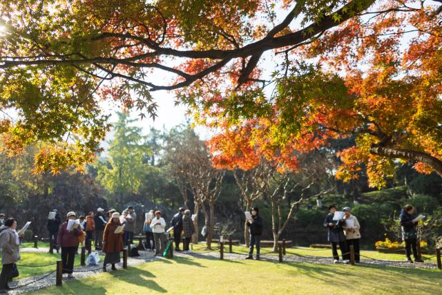 (251121) -- BEIJING, Nov. 21, 2025 (Xinhua) -- Citizens take part in a choir at the Mochou Lake Park in Nanjing, east China's Jiangsu Province, Nov. 21, 2025. (Photo by Sun Zhongnan/Xinhua)