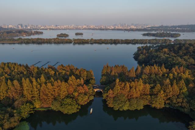 (251121) -- BEIJING, Nov. 21, 2025 (Xinhua) -- An aerial drone photo shows a view of the West Lake scenic area in Hangzhou, east China's Zhejiang Province, Nov. 21, 2025. (Xinhua/Huang Zongzhi)