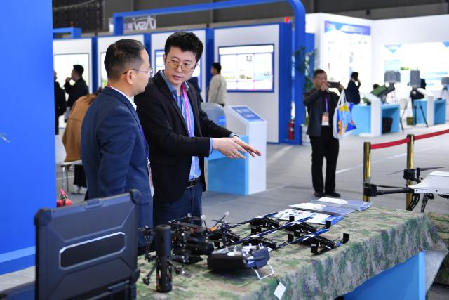 (251121) -- CHANGSHA, Nov. 21, 2025 (Xinhua) -- People visit an exhibition during the 2025 Hunan International General Aviation and Low Altitude Economy Industry Expo at the Changsha International Convention and Exhibition Center in Changsha, central China's Hunan Province, Nov. 21, 2025. The expo comprises a static exhibition at the Changsha International Convention and Exhibition Center in Changsha and an air show at the Lusong Airport of Zhuzhou City, both in central China's Hunan Province. (Xinhua/Chen Zhenhai)