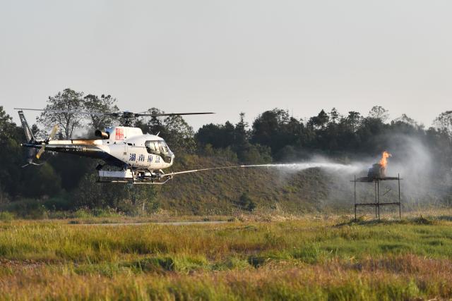 (251121) -- CHANGSHA, Nov. 21, 2025 (Xinhua) -- A helicopter conducts a fire drill during the 2025 Hunan International General Aviation and Low Altitude Economy Industry Expo at the Lusong Airport of Zhuzhou City, central China's Hunan Province, Nov. 21, 2025. The expo comprises a static exhibition at the Changsha International Convention and Exhibition Center in Changsha and an air show at the Lusong Airport of Zhuzhou City, both in central China's Hunan Province. (Xinhua/Chen Zhenhai)