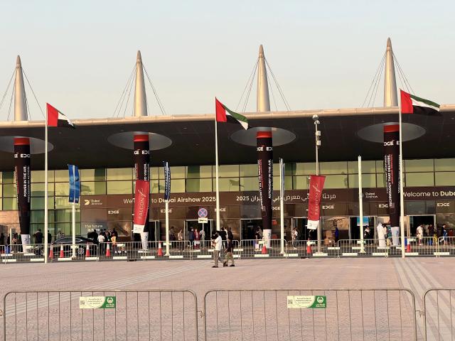 (251121) -- DUBAI, Nov. 21, 2025 (Xinhua) -- People visit the Dubai Air Show where air performances have resumed after being suspended due to an Indian aircraft crash in Dubai, the United Arab Emirates (UAE), Nov. 21, 2025. An Indian aircraft crashed on Friday during a demonstration at the Dubai Air Show, killing the pilot.
  The Indian HAL Tejas fighter jet crashed around 2:10 p.m. local time (1010 GMT) while flying a demonstration flight.
  The crash site is approximately 1.6 kilometers away from the air show. (Xinhua/Xia Xiao)