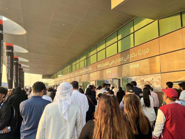 (251121) -- DUBAI, Nov. 21, 2025 (Xinhua) -- Visitors prepare to re-enter the Dubai Air Show where air performances have resumed after being suspended due to an Indian aircraft crash in Dubai, the United Arab Emirates (UAE), Nov. 21, 2025. An Indian aircraft crashed on Friday during a demonstration at the Dubai Air Show, killing the pilot.
  The Indian HAL Tejas fighter jet crashed around 2:10 p.m. local time (1010 GMT) while flying a demonstration flight.
  The crash site is approximately 1.6 kilometers away from the air show. (Xinhua/Xia Xiao)