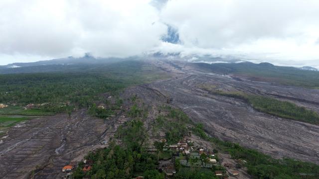 (251121) -- LUMAJANG, Nov. 21, 2025 (Xinhua) -- This aerial drone photo taken on Nov. 20, 2025 shows an area affected by the eruption of the Semeru volcano at Sapiturang village in Lumajang regency, East Java, Indonesia. Indonesia's Semeru volcano erupted on Wednesday, prompting the country's volcanology agency to raise the alert level to the maximum. (Photo by Sahlan Kurniawan/Xinhua)