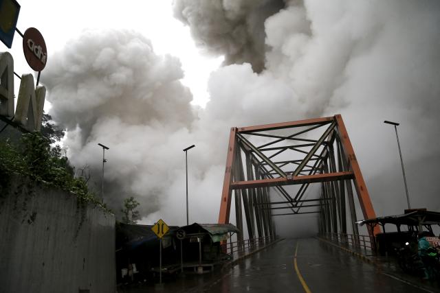 (251121) -- LUMAJANG, Nov. 21, 2025 (Xinhua) -- This photo taken on Nov. 21, 2025 shows smokes and volcanic materials erupted from the Semeru volcano at Sumberwuluh village in Lumajang regency, East Java, Indonesia. Indonesia's Semeru volcano erupted on Wednesday, prompting the country's volcanology agency to raise the alert level to the maximum. (Photo by Sahlan Kurniawan/Xinhua)