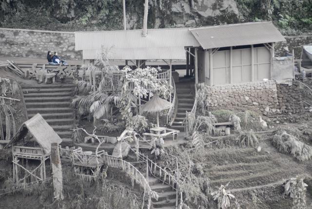 (251121) -- LUMAJANG, Nov. 21, 2025 (Xinhua) -- This photo taken on Nov. 21, 2025 shows an area affected by the eruption of the Semeru volcano at Sumberwuluh village in Lumajang regency, East Java, Indonesia. Indonesia's Semeru volcano erupted on Wednesday, prompting the country's volcanology agency to raise the alert level to the maximum. (Photo by Sahlan Kurniawan/Xinhua)