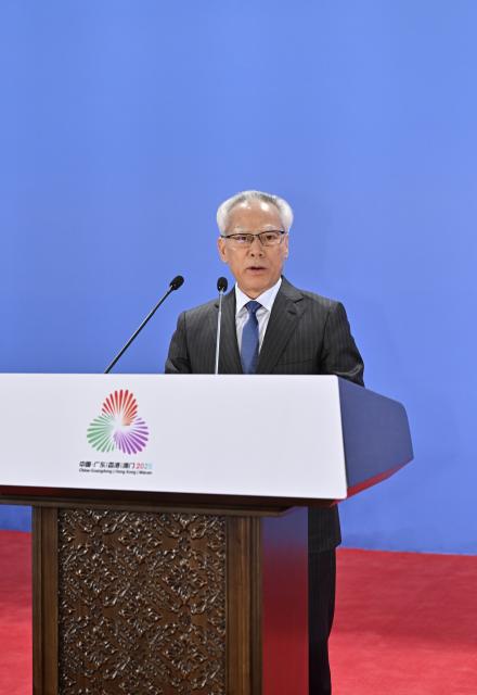 (251121) -- SHENZHEN, Nov. 21, 2025 (Xinhua) -- Sam Hou Fai, chief executive of the Macao Special Administrative Region, delivers a speech during the closing ceremony of China's 15th National Games in Guangzhou, south China's Guangdong Province, Nov. 21, 2025. The closing ceremony of the Games was held at the Happy Theater in Shenzhen's Bao'an District. (Xinhua/Yin Bogu)