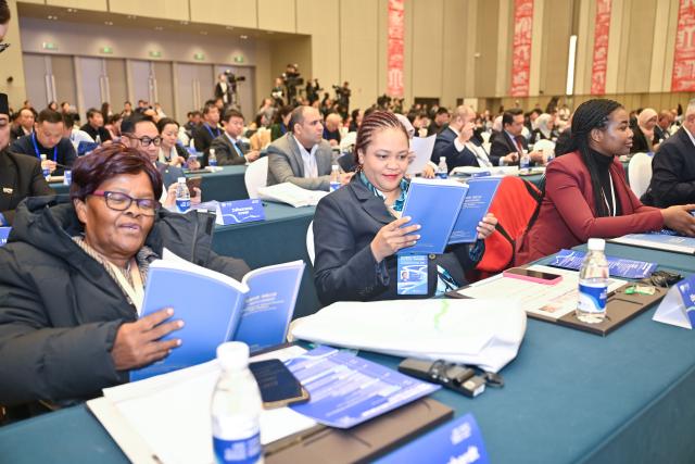 (251121) -- NANJING, Nov. 21, 2025 (Xinhua) -- Guests read the think tank report "Harnessing Rivers for National Prosperity, Public Wellbeing -- A Study on the New Era River Strategy" during the 2025 Yangtze Culture Forum in Nanjing, east China's Jiangsu Province, Nov. 21, 2025. The report was released on Friday by the National High-Level Think Tank of Xinhua News Agency, and China Institute of Water Resources and Hydropower Research under the Ministry of Water Resources, in Nanjing, east China's Jiangsu Province. (Xinhua/Ji Chunpeng)