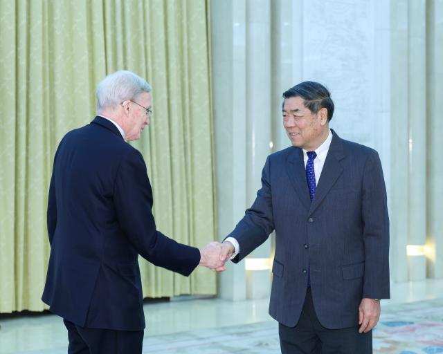 (251121) -- BEIJING, Nov. 21, 2025 (Xinhua) -- Chinese Vice Premier He Lifeng, also a member of the Political Bureau of the Communist Party of China (CPC) Central Committee, meets with Stephen Hadley, former U.S. national security advisor to the president and executive vice chair of the Atlantic Council, at the Great Hall of the People in Beijing, capital of China, Nov. 21, 2025. (Xinhua/Liu Bin)