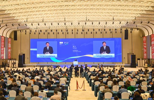 (251121) -- NANJING, Nov. 21, 2025 (Xinhua) -- Fu Hua, president of Xinhua News Agency, speaks during the Yangtze Culture Forum 2025 in Nanjing, east China's Jiangsu Province, Nov. 21, 2025. The Yangtze Culture Forum 2025 opened on Friday in Nanjing, east China's Jiangsu Province, bringing together over 300 guests from more than 30 countries, including government officials, scholars, and diplomats. (Xinhua/Ji Chunpeng)
