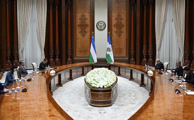 (251121) -- TASHKENT, Nov. 21, 2025 (Xinhua) -- Uzbek President Shavkat Mirziyoyev meets with visiting Chinese Foreign Minister Wang Yi, also a member of the Political Bureau of the Communist Party of China (CPC) Central Committee, in Tashkent, Uzbekistan, Nov. 21, 2025. (Xinhua/Li Renzi)