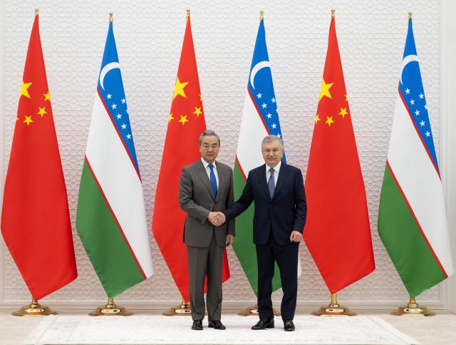 (251121) -- TASHKENT, Nov. 21, 2025 (Xinhua) -- Uzbek President Shavkat Mirziyoyev (R) meets with visiting Chinese Foreign Minister Wang Yi, also a member of the Political Bureau of the Communist Party of China (CPC) Central Committee, in Tashkent, Uzbekistan, Nov. 21, 2025. (Xinhua/Li Renzi)