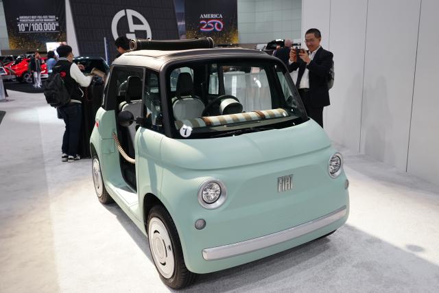 (251121) -- LOS ANGELES, Nov. 21, 2025 (Xinhua) -- People look at a vehicle during a media preview of the 2025 Los Angeles Auto Show in Los Angeles, California, the United States, Nov. 20, 2025. The 2025 Los Angeles Auto Show opened here on Friday, showcasing hundreds of new cars, trucks, hybrids and electric vehicles from leading global automakers. (Photo by Zeng Hui/Xinhua)